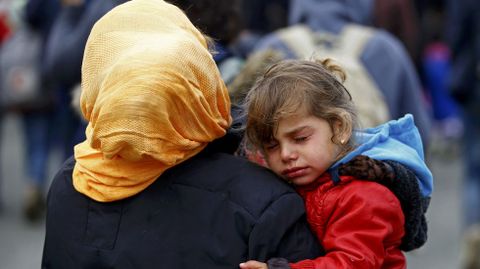 Refugiados en las afueras de Brezice, en Eslovenia