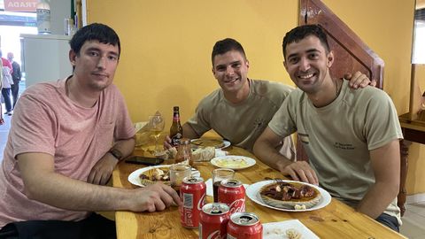 Tres peregrinos disfrutan de una comida tras la reapertura de los albergues
