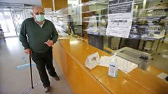Un paciente acudiendo al centro de salud de A Doblada en Vigo en las primeras semanas de la pandemia en Espaa