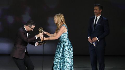 Emmy 2018: John Oliver recibe su premio de la mano de Connie Britton
