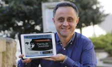 Rodrigo Hidalgo en la plaza de Santo Domingo, donde est� el colegio Dominicos. 