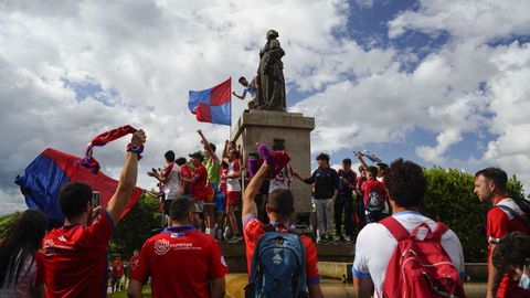 �Celebraste el ascenso de la UD Ourense?.La fiesta comenz� en Meis y se traslad� a la fuente de Concepci�n Arenal