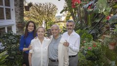 Foto de archivo de Jos� Antonio y Ana Li�ares con sus padres, Preciosa y Pepe