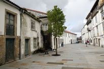 La casa situada junto al Centro de Peregrinos, a la izquierda, acoger� el centro Vieiro. 