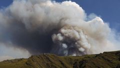 El incendio forestal declarado en Larouco y que se extendi a Lugo por Montefuraso asciende por el can del ro Soldn haca O Courel. En la foto, la vista desde el pueblo de Cruz de Outeiro