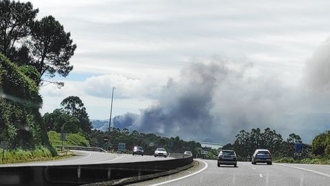 La gran columna de humo tambin cubri la autova de Barbanza