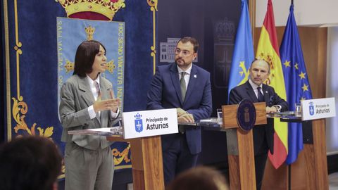 La ministra de Ciencia, Innovacin y Universidades, Diana Morant (i), el presidente del Principado, Adrin Barbn (c), y el rector de la Universidad de Oviedo, Ignacio Villaverde (d), tras la firma de un convenio para activar el Programa de Incorporacin de Talento Docente e Investigador en Asturias.