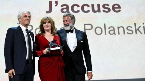 La actriz Emmanuelle Seigner, esposa de Polanski, recoge, junto a los productores Luca Barbareschi y Alain Goldman, el Len de Plata