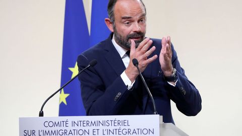 El primer ministro, Édouard Philippe, hizo hincapié en que el objetivo es «retomar el control de nuestra política migratoria»