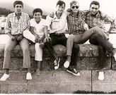 A la izquierda, el magistrado admirando el paisaje desde uno de los lugares que marc� su infancia, el puerto de Palmeira. Arriba, un Jos� Alberto adolescente, en el medio de un grupo de amigos, posa para una foto en A Pobra. 