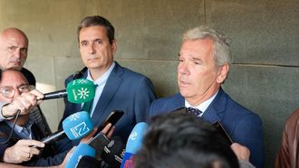 De izquierda a derecha, los abogados Basilio Casanueva, defensor de Fernando Giménez, vicepresidente de la Diputación de Almería,  y Joaquín Monterreal,  letrado de Javier Aureliano García, presidente de la institución provincial andaluza.