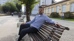 Hadri�n Garc�a, onte, diante das Escolas do Xard�n Agra de Caldas, punto de historia na localidade 