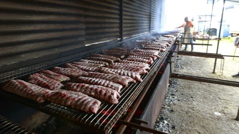 La preparaci�n de la churrascada requiri� una secuencia de parrillas de doce metros de longitud