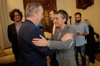 El presidente y editor de La Voz saluda al alcalde, Xulio Ferreiro. 