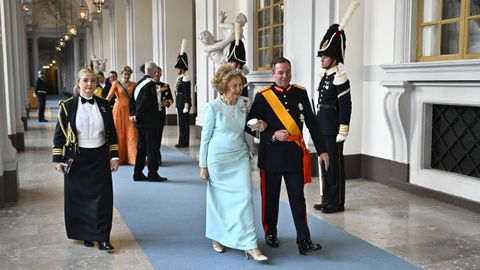 La Reina Sof�a y el Gran Duque Guillermo de Luxemburgo a su llegada a la cena de gala.