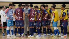 David Palmas habla con sus jugadores durante un tiempo muerto del partido copero.