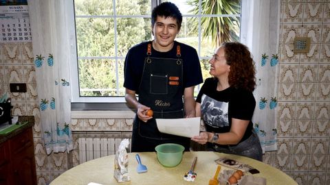 H&eacute;ctor, con autismo, lucha por ser repostero