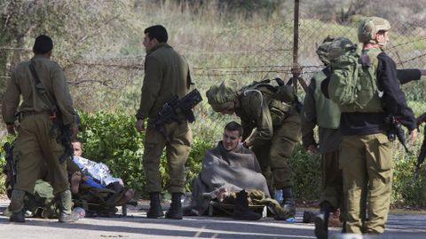 Soldados israeles descansan cerca de la frontera con el Lbano cerca del lugar donde se produjo un ataque de Hezbul contra vehculos militares israeles.