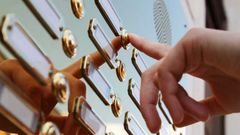 Un vendedor llama a un timbre