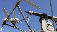 Un ni�o observa un dron de los hut�es en Sanaa, la capital de Yemen
