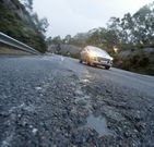 Los baches se suceden en diferentes tramos de la variante de Burela. 