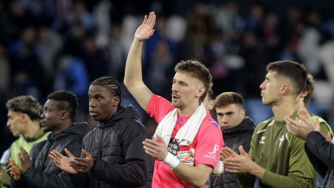 Ionut Andrei Radu, con sus compa�eos, a la conclusi�n del Celta-Lyon.