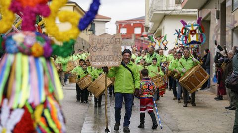 Boteiros y fuli�ns en el desfile del domingo gordo de Viana do Bolo.