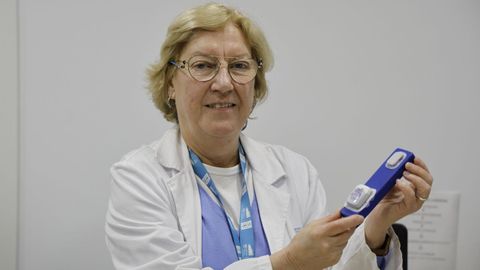 La doctora Teresa Martnez, endocrina del Chuac, muestra la nueva bomba de insulina, pionera en Espaa por su tamao y tecnologa.