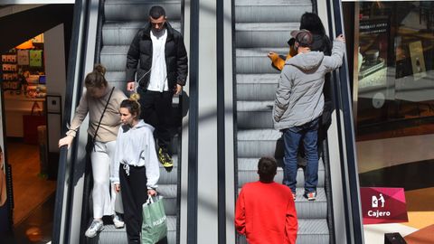 Primer da sin mascarilla en interiores en el centro comercial Marineda City de A Corua