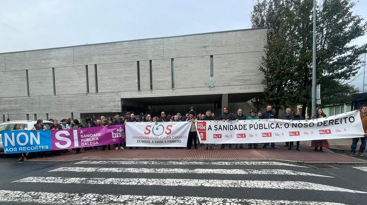 Vecinos de Oroso se concentran ante el centro de salud para reclamar ...