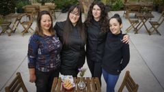 El equipo de Casa Alejandro, con una raci�n de sus conocidos teque�os