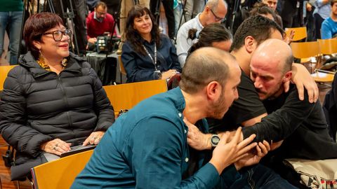 Ezequiel Salinas y Ramiro Sonzini se abrazan durante la lectura del palmars de la Seminci