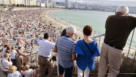 Eclipse total desde el paseo mar�timo de A Coru�a y las playas de Riazor y el Orz�n