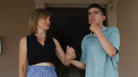 Sergio, con su madre Nieves, en su casa en la parroquia de Olas, en Mesa. 