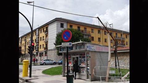 Un cable sujetado con dos tablones en el barrio de Ventanielles