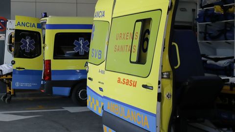 Imagen de archivo de ambulancias en las puertas del Chuac