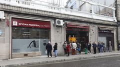 La oficina municipal de A Ponte, que antes estaba en el edifico de la Plaza de Abastos, se ha trasladado a un bajo de la Alameda, donde también se crean colas.