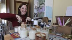 Elena Mahía montó el taller de velas artesanas de BJ Candle Studio en su propia casa, en Salgueiriños, aunque sueña con tener algún día su propia tienda-taller a pie de calle. Sus velas son hechas totalmente a mano, 100 % veganas (no utiliza cera de abeja) y tiene un catálogo estable, además de colecciones limitadas y especiales (por las Navidades, en verano...) y kits.
