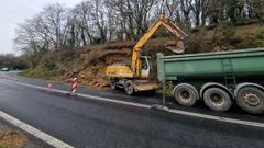 Un desprendimiento de tierra obliga a cortar la carretera del Ro Rato, en Lugo