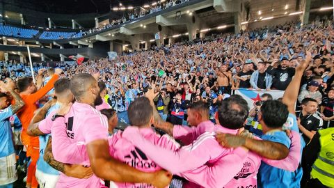 Los jugadores del Celta, celebrando con la afici�n el triunfo frente al Barcelona en el 2023.
