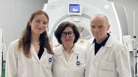 La investigadora predoctoral del Instituto de Investigación Sanitaria de Santiago de Compostela (IDIS), Rumeysa Basdas, con Sonia Eiras, líder del grupo de Cardiología Traslacional del IDIS, y José Ramón González Juanatey, al frente del grupo de Cardiología.