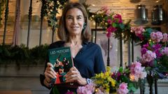 Carmen Posadas posa con su nuevo libro