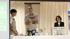 Ant�n, alumno de 4.� de ESO; Gerardo, profesor del CIFP Fraga do Eume; y Rebeca Gra�a, educadora social de Asfedro,�en plena elaboraci�n de c�cteles sin alcohol, el jueves en el IES Saturnino Montojo