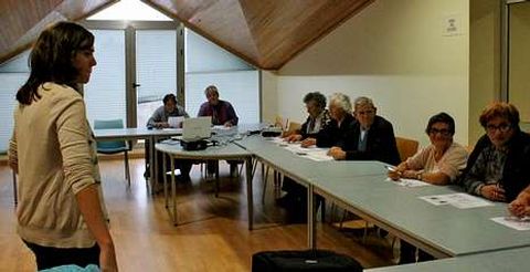 En las clases, que se celebran en cinco puntos de la localidad, se abordan todo tipo de temas.