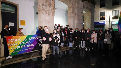 El presidente del Principado de Asturias, Adri�n Barb�n, participa en la concentraci�n de repulsa por una agresi�n hom�foba en Pola de Siero 