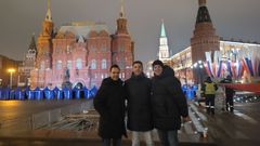 Miguel Murias, a la izquierda, junto a Ra�l Mart�nez y a Patricio Serqueira, en Mosc�.