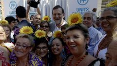 Rajoy posa en Barcelona con unas simpatizantes del PP