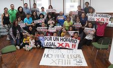 Familias de alumnos de Dices se turnan para estar las 24 horas del d�a en el Concello de Rois. 