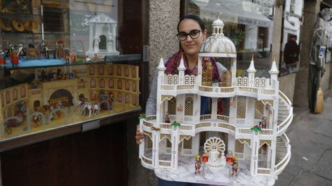 La comerciante santiaguesa Iria Surez muestra el gran castillo de Herodes que construy para su beln de Playmobil. El original nacimiento se exhibe en el escaparate de Charande, un puesto de la Praza de Abastos que su familia regenta desde el ao  2004 y que antes era una frutera, en la ra das Ameas.