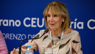 La expresidenta de la Comunidad de Madrid, Esperanza Aguirre, interviene en el curso �El necesario cambio pol�tico para Espa�a�, en el Real Centro Universitario Mar�a Cristina. el pasado 2 de julio.
